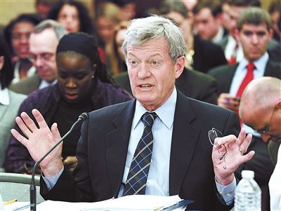 2012年2月1日，鮑卡斯在國(guó)會(huì)會(huì)議上發(fā)言供圖/IC