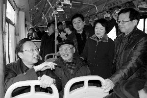 繆瑞林在車上與市民、乘委會(huì)委員交流 通訊員 卜照雪 攝