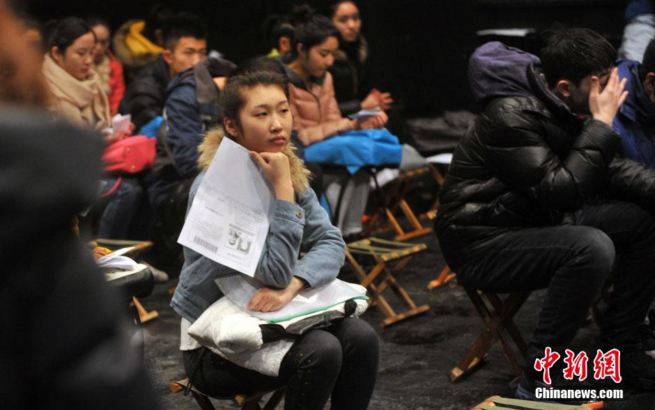 中央戲劇學(xué)院開考 帥哥靚女冒雪趕考 中央戲劇學(xué)院開考 帥哥靚女冒雪趕考