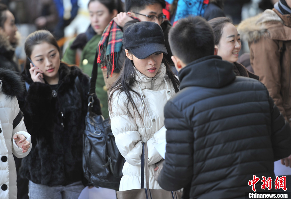 圖為表演系考生走出考場。