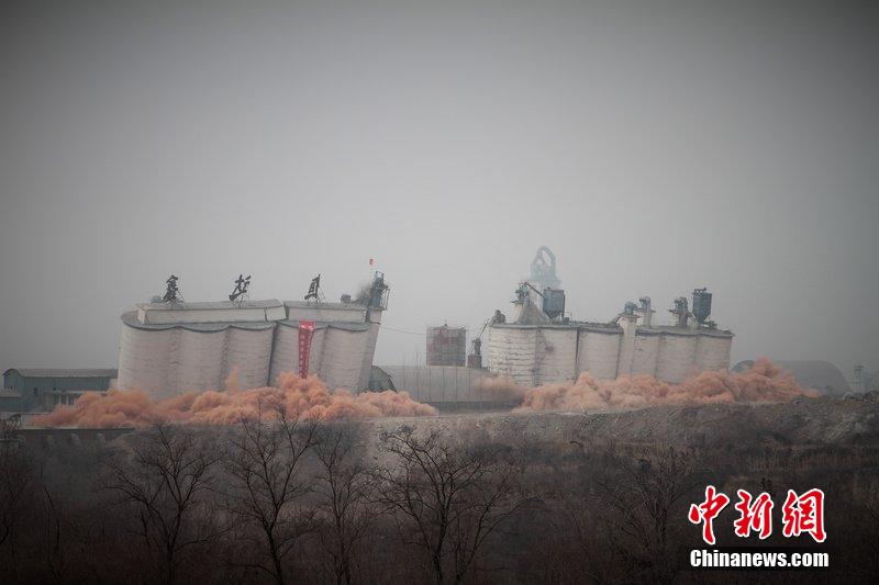 　2014年2月17日，石家莊市再次啟動壓減水泥過剩產(chǎn)能、治理大氣污染水泥企業(yè)集中爆破拆除行動。
