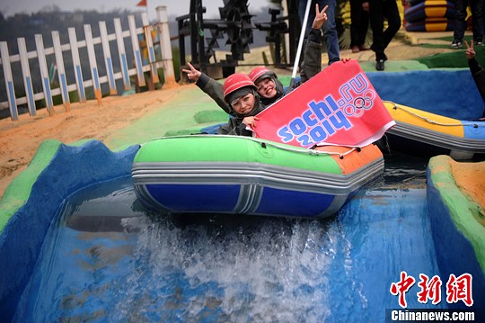 　圖為外國友人舉著標(biāo)語體驗(yàn)水上漂。陳超　攝