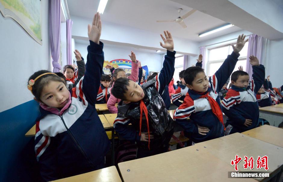 河北邯鄲開學首日遇霧霾 學生室內(nèi)做課間操 河北邯鄲開學首日遇霧霾 學生室內(nèi)做課間操