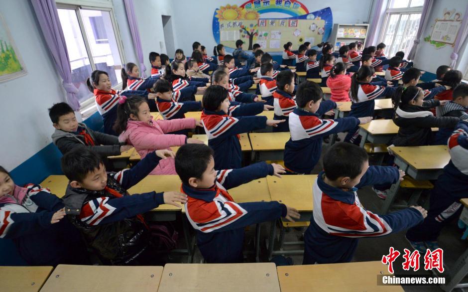 河北邯鄲開學首日遇霧霾 學生室內(nèi)做課間操 河北邯鄲開學首日遇霧霾 學生室內(nèi)做課間操