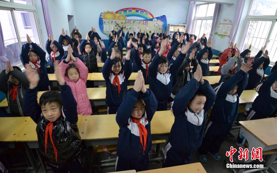 河北邯鄲開學首日遇霧霾 學生室內(nèi)做課間操 河北邯鄲開學首日遇霧霾 學生室內(nèi)做課間操