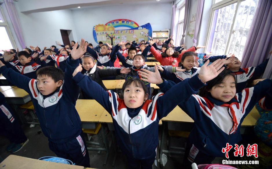 河北邯鄲開學首日遇霧霾 學生室內(nèi)做課間操 河北邯鄲開學首日遇霧霾 學生室內(nèi)做課間操