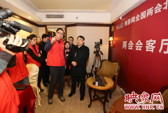 朱夏炎視察映象網(wǎng)全國兩會(huì)北京演播室 寄語爭做第一 朱夏炎視察映象網(wǎng)全國兩會(huì)北京演播室 寄語爭做第一