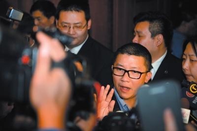 3月10日23時許，與馬航失聯(lián)航班部分乘客家屬乘坐同一航班的乘客在北京首都機(jī)場辦理值機(jī)手續(xù)。新華社