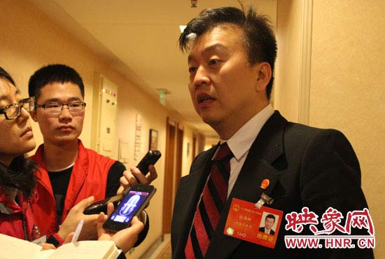 全國(guó)人大代表、中央電視臺(tái)綜藝頻道節(jié)目組主持人、河南省青聯(lián)榮譽(yù)副主席張澤群