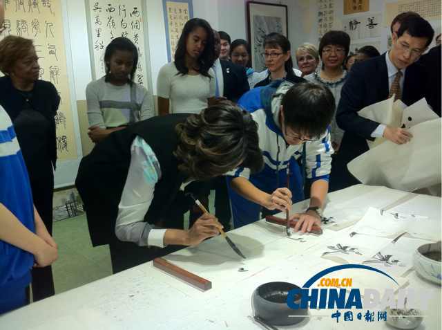 　北京時間3月21日，美國第一夫人米歇爾參觀北師大二附中時，與學生一起練習書法。