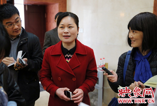 董亞娜是焦裕祿紀念館副館長，她兩次給習近平講解，贊總書記看得仔細，聽得認真。3月20日，記者在蘭考采