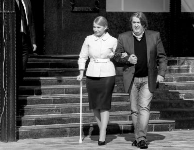 3月27日，烏克蘭基輔，前總理季莫申科在朋友的陪伴下赴新聞發(fā)布會現(xiàn)場，宣布將參加烏克蘭總統(tǒng)選舉。