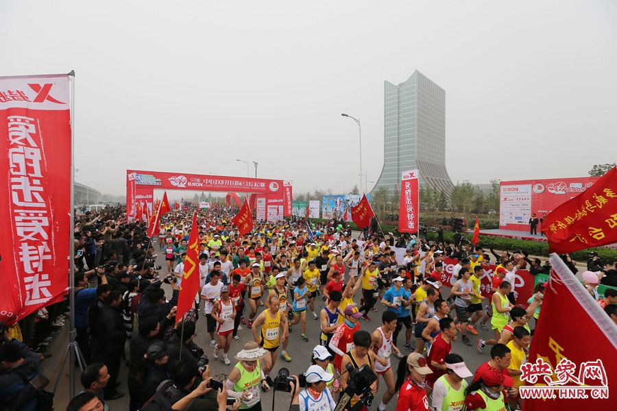 彩旗飄飄的起跑點。