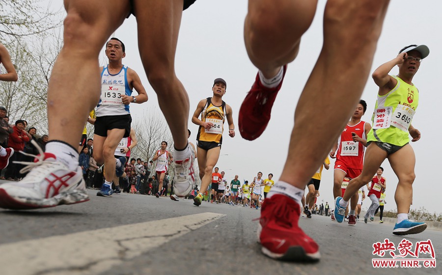 約五公里處，選手們已經(jīng)拉開了距離。