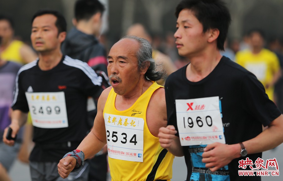 一位老年選手與年輕人比速度。