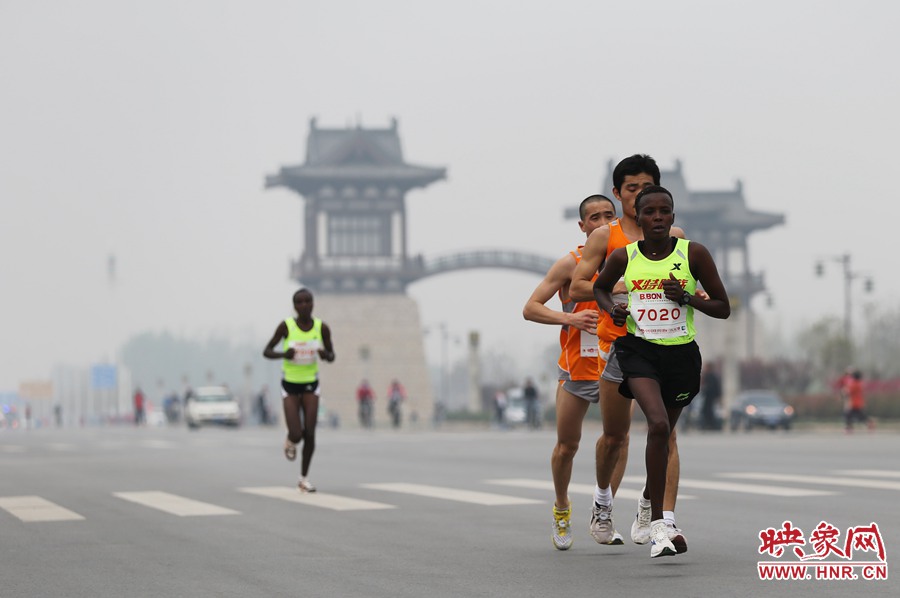 選手進(jìn)入開封市區(qū)。