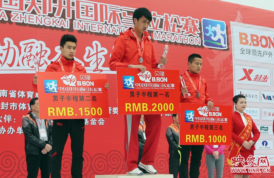 男子半程前三名選手。