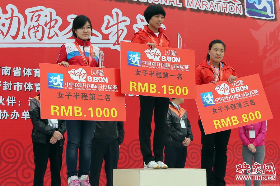 女子半程前三名選手。