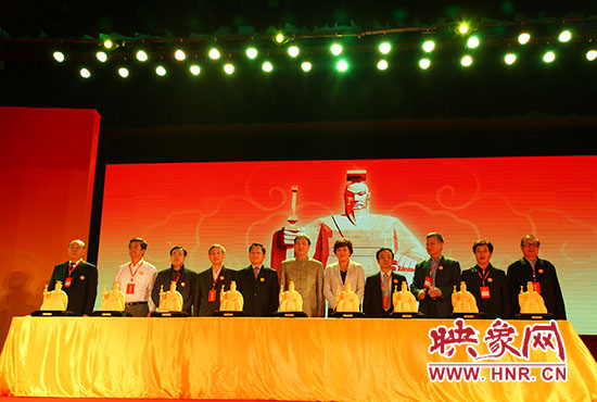 與會嘉賓一起見證歷史、啟動論壇