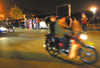 3月30日凌晨，地震發(fā)生后，秭歸縣城一些居民聚集到開闊的廣場上。新華社發(fā)