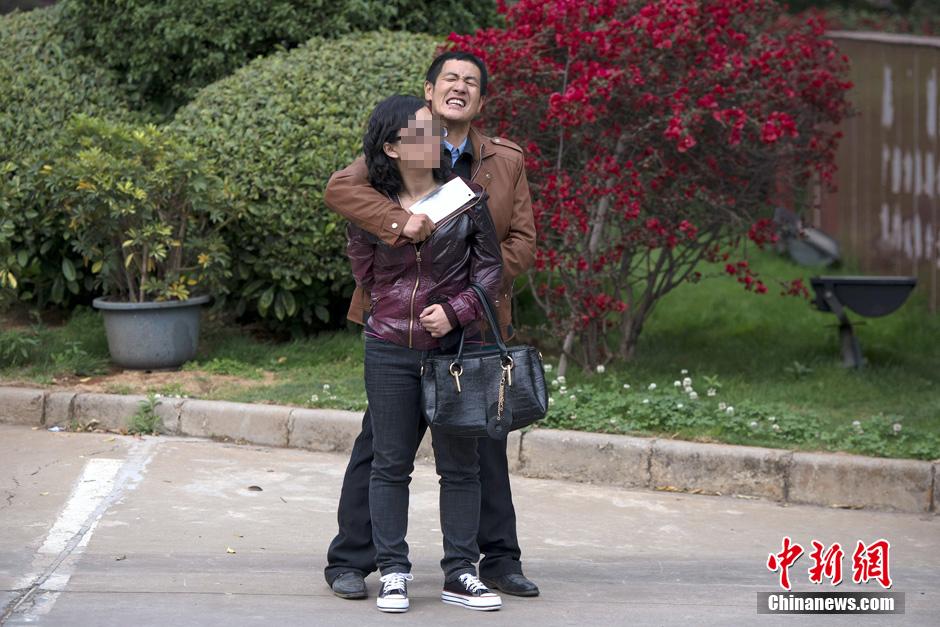 4月8日，劫持者與警方對(duì)峙。