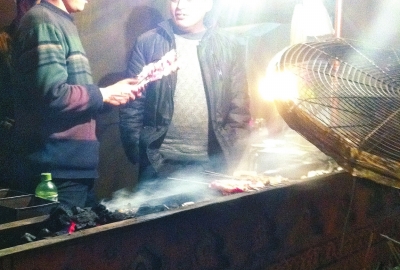 露天燒烤整夜煙熏火燎，路邊居民苦不堪言。