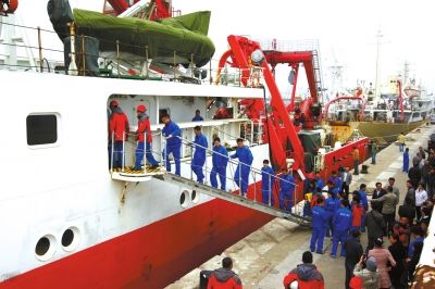  4月8日，“科學(xué)號”科學(xué)考察船從青島市中苑碼頭啟航，赴沖繩海槽區(qū)域進(jìn)行科學(xué)考察。圖/CFP