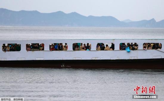 　4月17日清晨，失蹤者家屬乘坐渡輪前往事故現(xiàn)場。