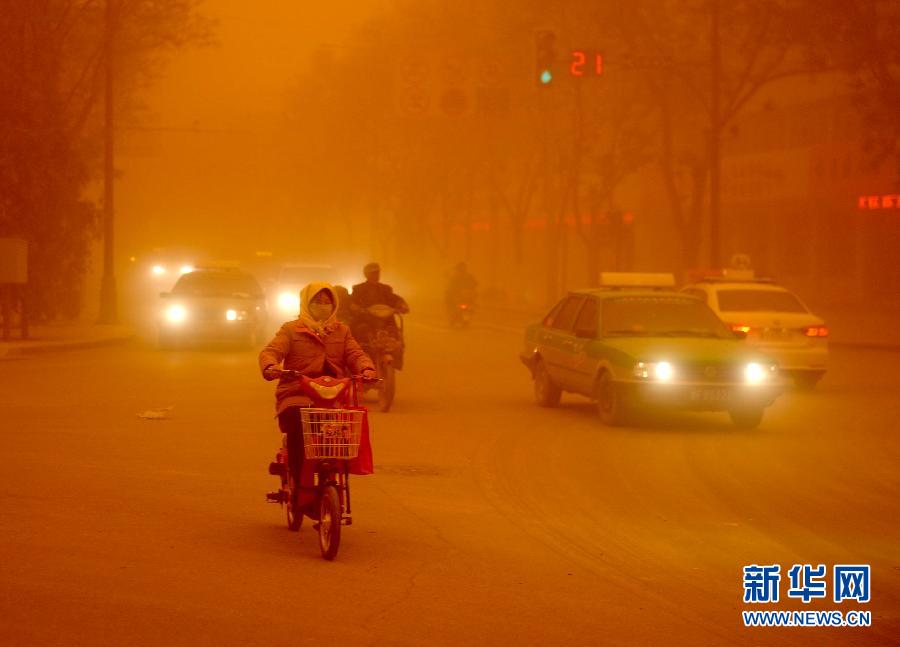 4月23日，沙塵暴中的敦煌街頭。