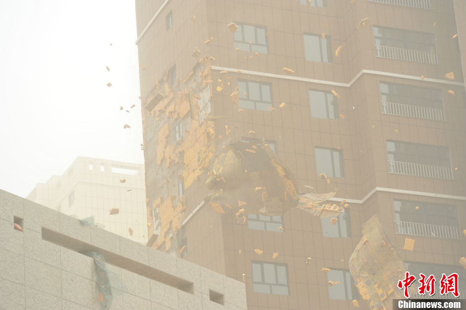 4月23日，受強(qiáng)冷空氣影響，新疆哈密出現(xiàn)出現(xiàn)強(qiáng)沙塵和降溫天氣，部分路段能見(jiàn)度不足50米