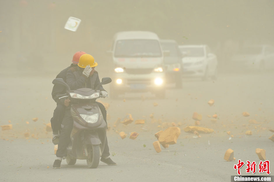 4月23日，受強(qiáng)冷空氣影響，新疆哈密出現(xiàn)出現(xiàn)強(qiáng)沙塵和降溫天氣