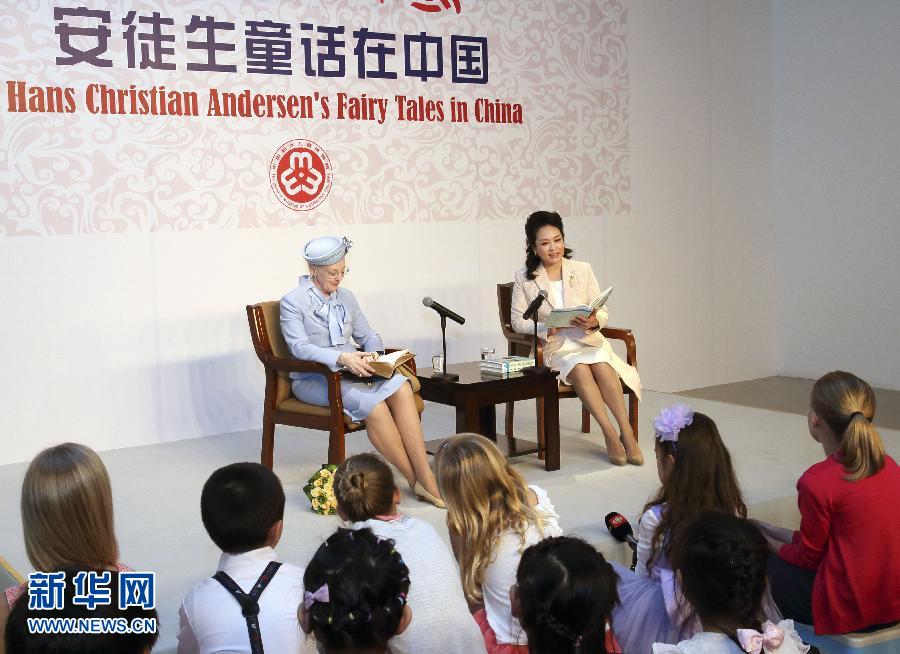 這是彭麗媛和瑪格麗特二世來到兩國孩子們當(dāng)中，為孩子們朗讀安徒生童話《丑小鴨》選段。