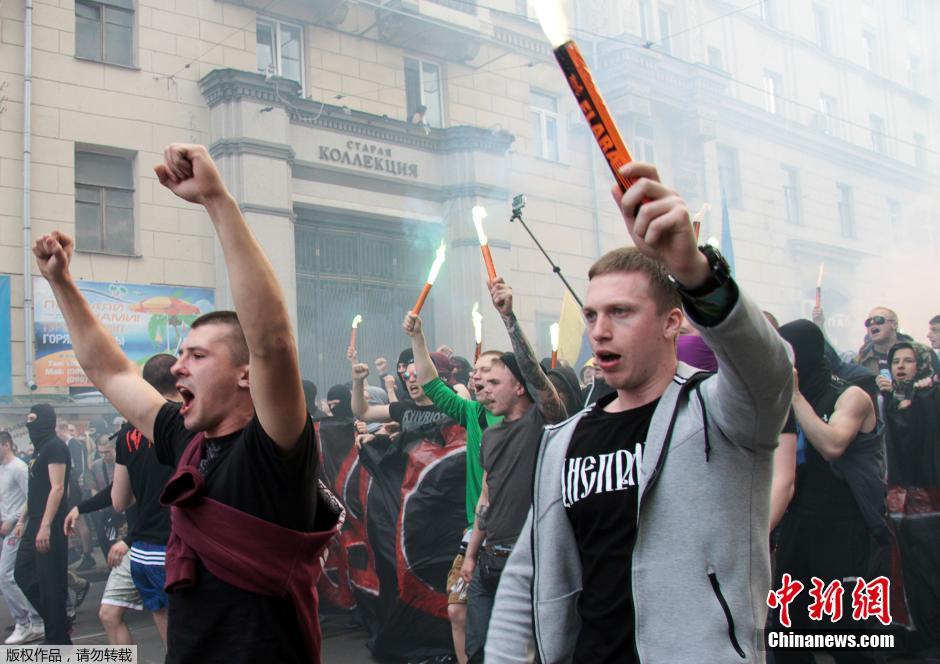 當(dāng)?shù)貢r(shí)間4月28日，烏克蘭哈爾科夫，親歐民眾和親俄民眾在街頭示威時(shí)發(fā)生大規(guī)模沖突。