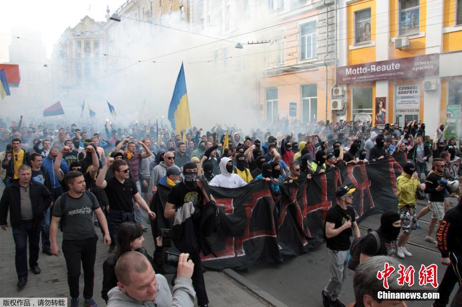 當(dāng)?shù)貢r(shí)間4月28日，烏克蘭哈爾科夫，親歐民眾和親俄民眾在街頭示威時(shí)發(fā)生大規(guī)模沖突。