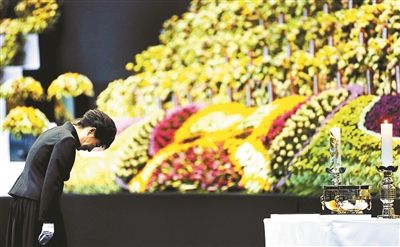 4月29日，韓國總統(tǒng)樸槿惠為“歲月”號沉沒客輪死難者默哀圖片/IC