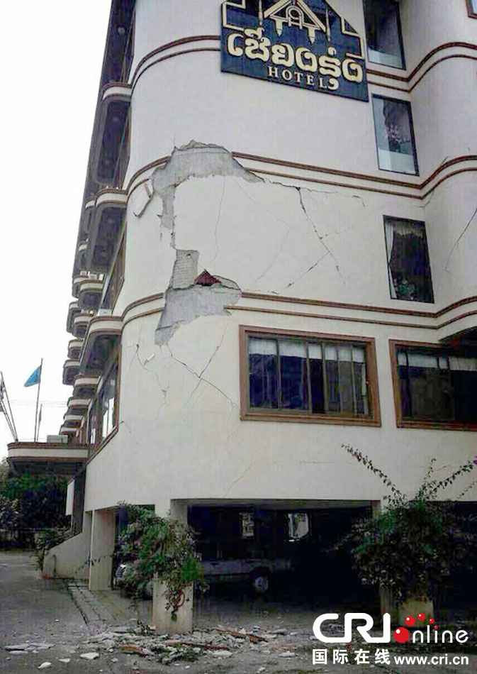 　當?shù)貢r間2014年5月5日，泰國清萊，一棟酒店大樓墻皮脫落。 圖片來源：東方IC