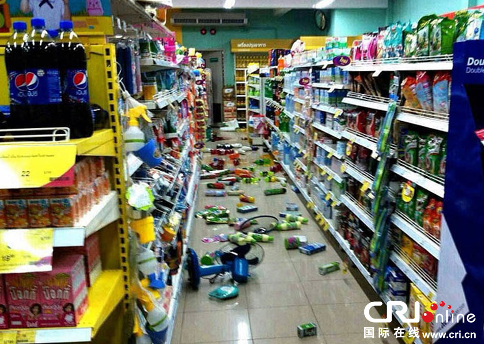 　當?shù)貢r間2014年5月5日，泰國清萊，超市貨架上的商品散落一地。