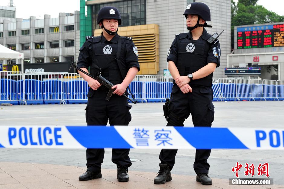 圖為廣州特警在案發(fā)現(xiàn)場戒備。