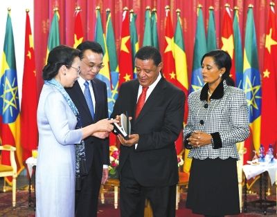 李克強總理與夫人程虹當(dāng)?shù)貢r間6日上午同埃塞總統(tǒng)穆拉圖夫婦在國家宮會見。會見后，程虹將自己的著作和譯著贈送給姆拉圖總統(tǒng)夫婦。