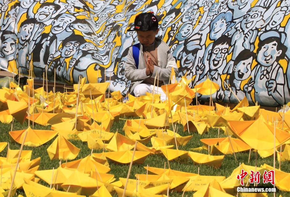 韓國民眾折紙船擺愛心 悼念客輪沉沒遇難者 韓國民眾折紙船擺愛心 悼念客輪沉沒遇難者