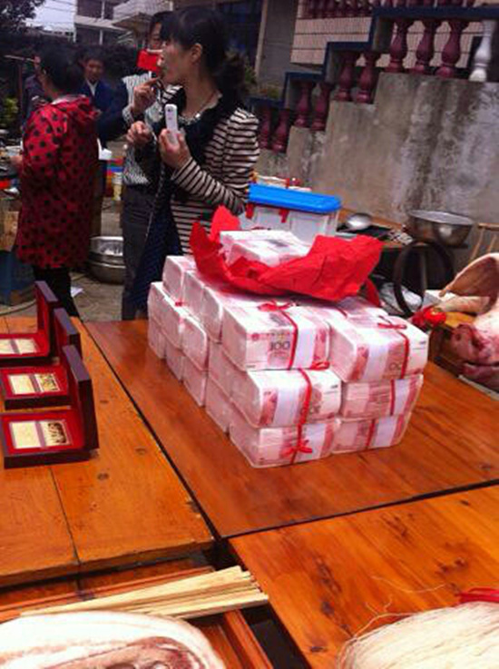 浙江臺(tái)州土豪娶妻引側(cè)目:288萬(wàn)現(xiàn)鈔 金條十幾根 浙江臺(tái)州土豪娶妻引側(cè)目:288萬(wàn)現(xiàn)鈔 金條十幾根