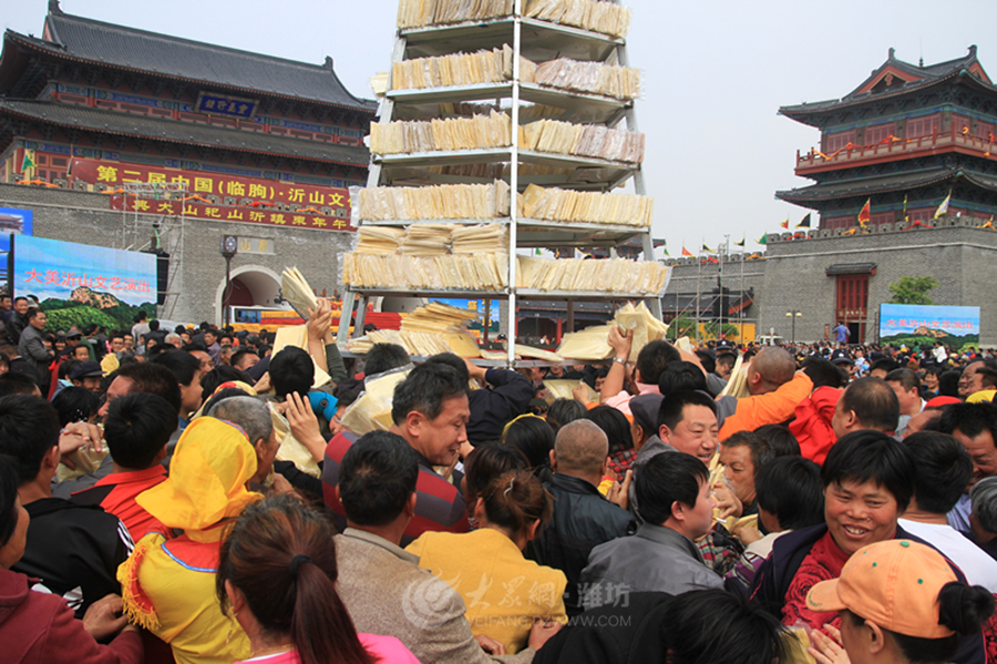 沂蒙山近萬斤供品煎餅被哄搶 原計(jì)劃送給福利院