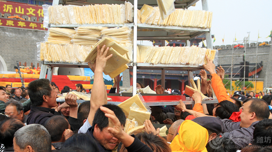 沂蒙山近萬斤供品煎餅被哄搶 原計(jì)劃送給福利院