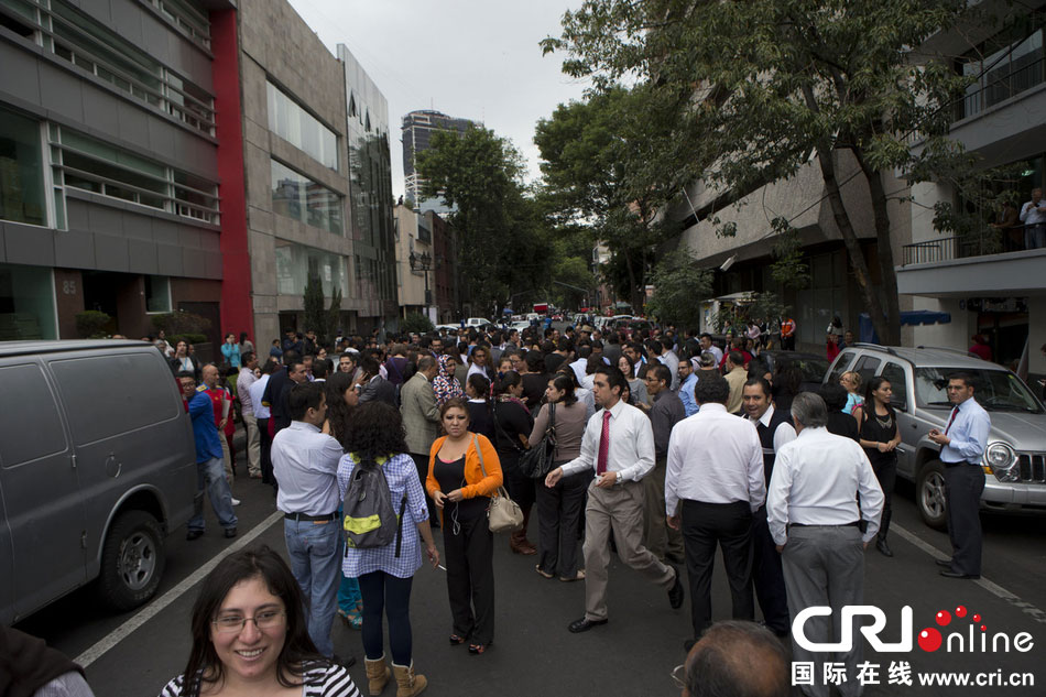 當(dāng)?shù)貢r(shí)間2014年5月8日，墨西哥墨西哥城，市民聚集在街道上?！D片來(lái)源：Rebecca Black