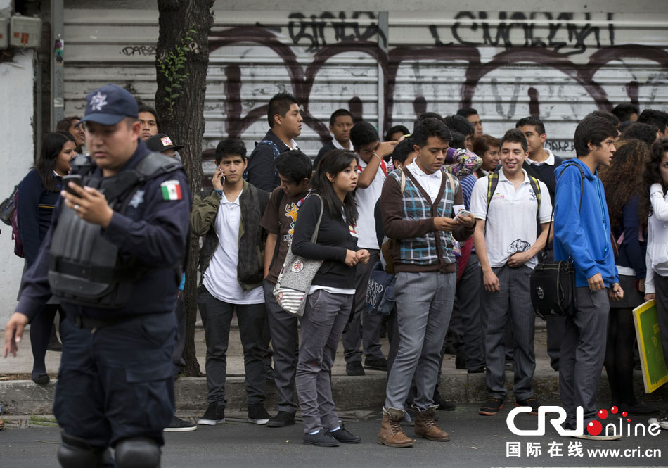 當(dāng)?shù)貢r(shí)間2014年5月8日，墨西哥墨西哥城，市民等在路邊等待道路重新開(kāi)啟。