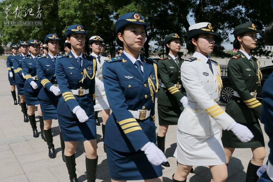 解放軍首批女儀仗兵亮相，90%以上擁有大專以上學(xué)歷，平均身高1.72米。圖為女兵儀仗隊。