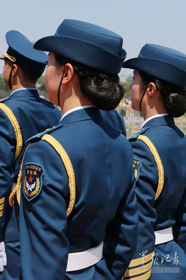 解放軍首批女儀仗兵亮相，90%以上擁有大專以上學(xué)歷，平均身高1.72米。圖為女兵儀仗隊。