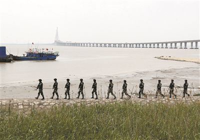 上海加強(qiáng)安保工作，警方在長(zhǎng)江沿岸巡邏