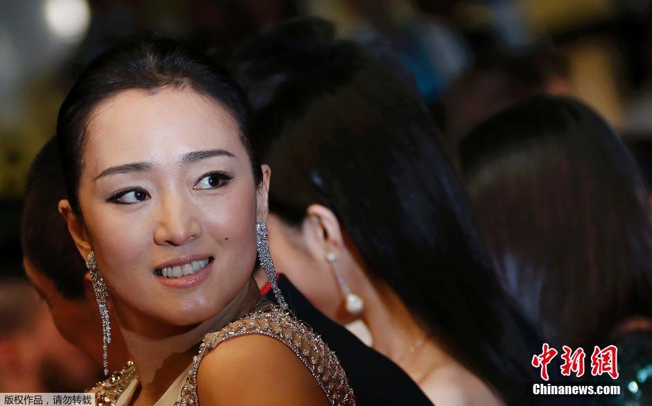 《歸來(lái)》戛納首映 兩代謀女郎紅毯PK