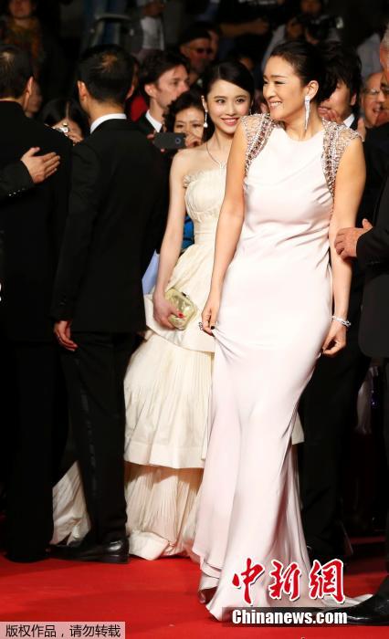 《歸來(lái)》戛納首映 兩代謀女郎紅毯PK